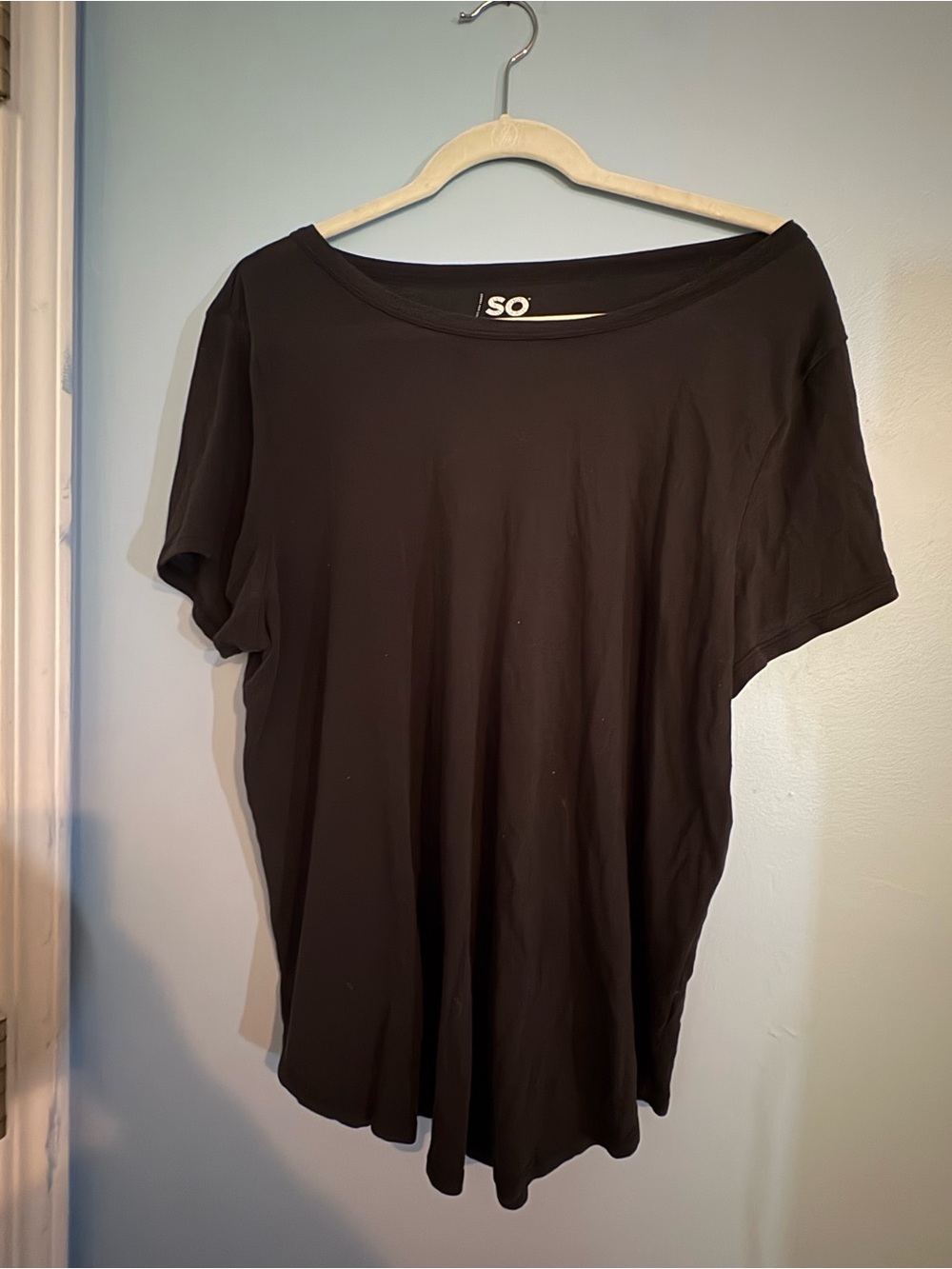 SO Black Scoop Neck Short Sleeve Top - Lightweight Tee